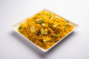 Sağlıklı Paneer Pulav OR Pilaf Basmati Rice 'ı bir kase veya tabakta servis ederek Hint yemeği