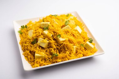 Sağlıklı Paneer Pulav OR Pilaf Basmati Rice 'ı bir kase veya tabakta servis ederek Hint yemeği