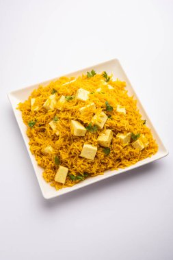Sağlıklı Paneer Pulav OR Pilaf Basmati Rice 'ı bir kase veya tabakta servis ederek Hint yemeği