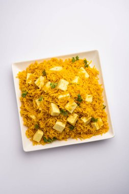 Sağlıklı Paneer Pulav OR Pilaf Basmati Rice 'ı bir kase veya tabakta servis ederek Hint yemeği