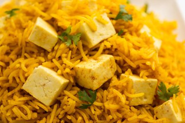 Sağlıklı Paneer Pulav OR Pilaf Basmati Rice 'ı bir kase veya tabakta servis ederek Hint yemeği