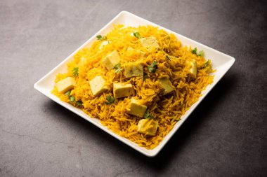 Sağlıklı Paneer Pulav OR Pilaf Basmati Rice 'ı bir kase veya tabakta servis ederek Hint yemeği