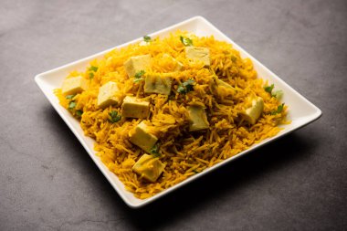 Sağlıklı Paneer Pulav OR Pilaf Basmati Rice 'ı bir kase veya tabakta servis ederek Hint yemeği