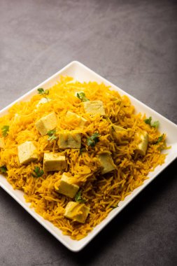 Sağlıklı Paneer Pulav OR Pilaf Basmati Rice 'ı bir kase veya tabakta servis ederek Hint yemeği