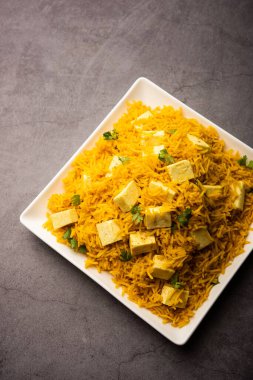 Sağlıklı Paneer Pulav OR Pilaf Basmati Rice 'ı bir kase veya tabakta servis ederek Hint yemeği