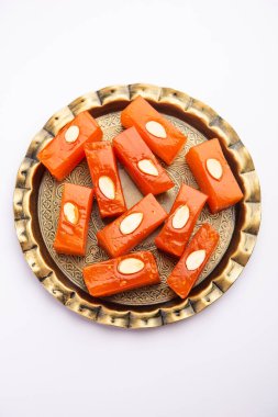 Karaçi Halwa aynı zamanda mısır unu ya da Bombay Halva olarak da bilinir.