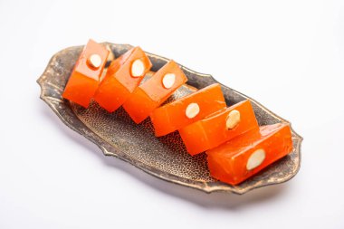 Karaçi Halwa aynı zamanda mısır unu ya da Bombay Halva olarak da bilinir.