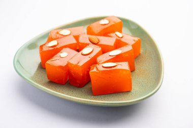 Karaçi Halwa aynı zamanda mısır unu ya da Bombay Halva olarak da bilinir.