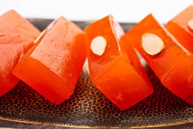 Karaçi Halwa aynı zamanda mısır unu ya da Bombay Halva olarak da bilinir.