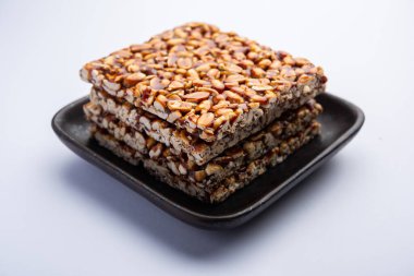 Fıstık Jaggery chikki ya da bar Groundnut ya da gur ile shengdana kullanarak