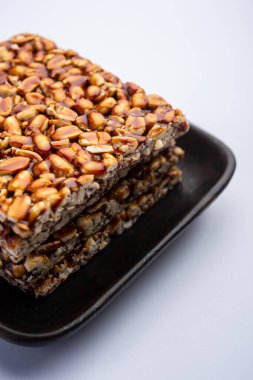 Fıstık Jaggery chikki ya da bar Groundnut ya da gur ile shengdana kullanarak