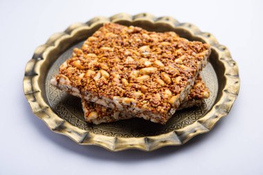 Yer fıstığı kullanarak Jaggery chikki ya da bar, gur ile araranth tohumları