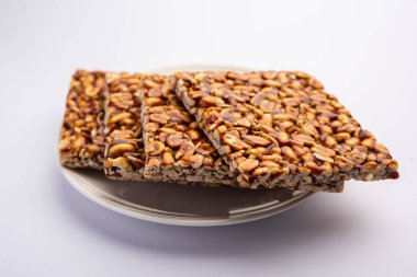 Fıstık Jaggery chikki ya da bar Groundnut ya da gur ile shengdana kullanarak