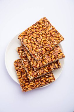 Fıstık Jaggery chikki ya da bar Groundnut ya da gur ile shengdana kullanarak