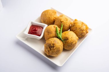 Aalu bonda ketçapla servis edilen Hint pakora veya batata vada 'sıdır.