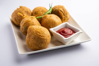 Aalu bonda ketçapla servis edilen Hint pakora veya batata vada 'sıdır.