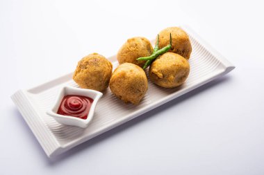 Aalu bonda ketçapla servis edilen Hint pakora veya batata vada 'sıdır.