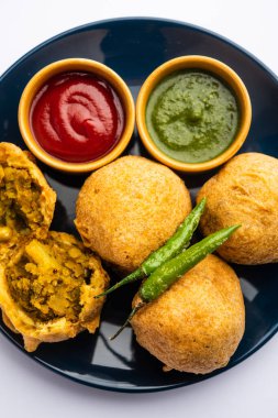 Aalu bonda ketçapla servis edilen Hint pakora veya batata vada 'sıdır.