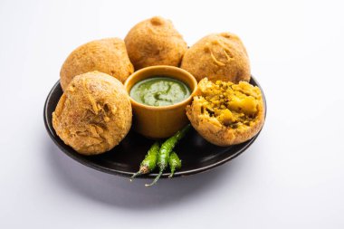 Aalu bonda ketçapla servis edilen Hint pakora veya batata vada 'sıdır.