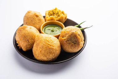Aalu bonda ketçapla servis edilen Hint pakora veya batata vada 'sıdır.