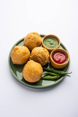 Aalu bonda ketçapla servis edilen Hint pakora veya batata vada 'sıdır.