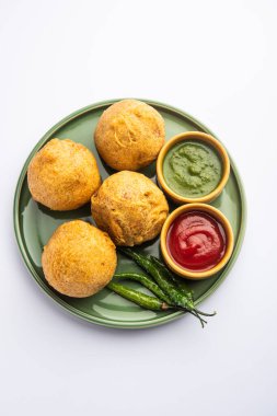 Aalu bonda ketçapla servis edilen Hint pakora veya batata vada 'sıdır.