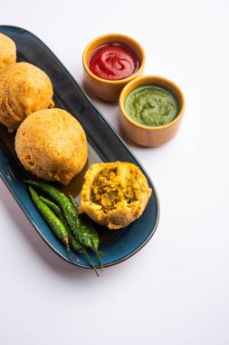 Aalu bonda ketçapla servis edilen Hint pakora veya batata vada 'sıdır.