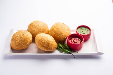 Kachori, Hindistan 'dan gelen ve Kachauri ve Kachodi olarak da adlandırılan baharatlı bir aperatiftir. Domates ve ketçap ile servis edilir. Seçici odak