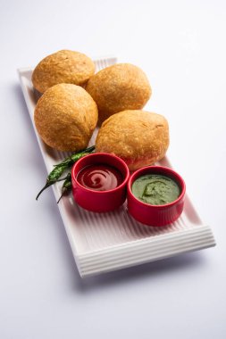 Kachori, Hindistan 'dan gelen ve Kachauri ve Kachodi olarak da adlandırılan baharatlı bir aperatiftir. Domates ve ketçap ile servis edilir. Seçici odak