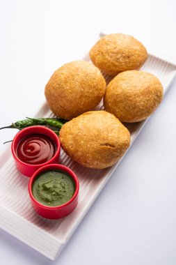Kachori, Hindistan 'dan gelen ve Kachauri ve Kachodi olarak da adlandırılan baharatlı bir aperatiftir. Domates ve ketçap ile servis edilir. Seçici odak