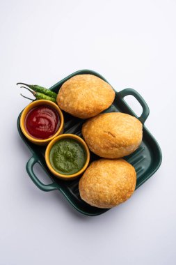 Kachori, Hindistan 'dan gelen ve Kachauri ve Kachodi olarak da adlandırılan baharatlı bir aperatiftir. Domates ve ketçap ile servis edilir. Seçici odak