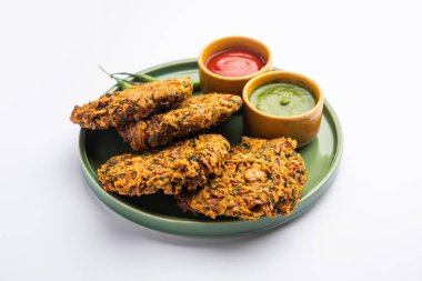 Karışık Dal Vada veya Pakoda, domates ketçaplı veya yeşil turşulu Hint aperatifi.