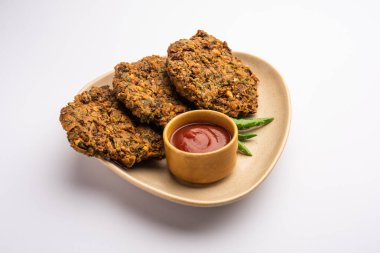 Karışık Dal Vada veya Pakoda, domates ketçaplı veya yeşil turşulu Hint aperatifi.