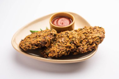 Karışık Dal Vada veya Pakoda, domates ketçaplı veya yeşil turşulu Hint aperatifi.