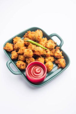 Moong Dal Vada veya mungode Pakoda, Dalwada, Pakora veya Mungdal Bhajiya veya Sarı Börek Gram Böreği Domates ketçaplı