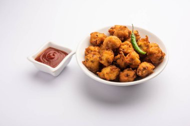 Moong Dal Vada veya mungode Pakoda, Dalwada, Pakora veya Mungdal Bhajiya veya Sarı Börek Gram Böreği Domates ketçaplı