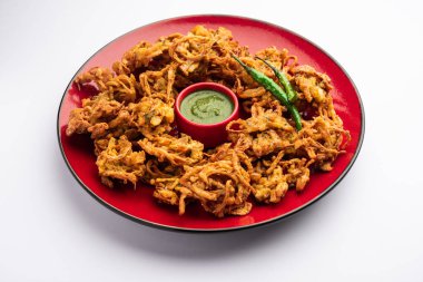 Çıtır Kanda bhaji veya Bhajji veya Pyaj Pakode veya kızarmış soğan pakora, Hindistan 'dan lezzetli sokak yemekleri.