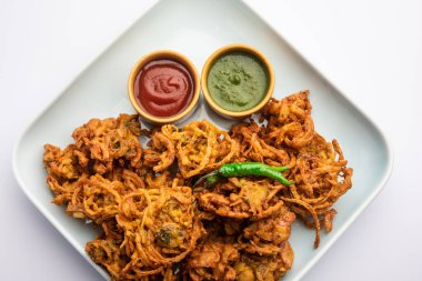 Çıtır Kanda bhaji veya Bhajji veya Pyaj Pakode veya kızarmış soğan pakora, Hindistan 'dan lezzetli sokak yemekleri.