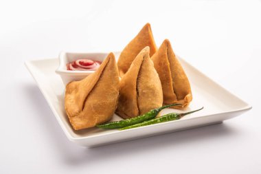 Veg Samosa - maida ve patates püresi, bezelye ve baharat dolum net dış tabakası olan gevrek ve baharatlı Hint üçgen şeklinde çerez olduğunu