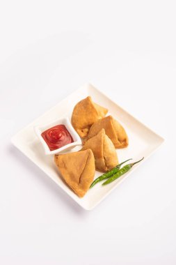 Veg Samosa - maida ve patates püresi, bezelye ve baharat dolum net dış tabakası olan gevrek ve baharatlı Hint üçgen şeklinde çerez olduğunu