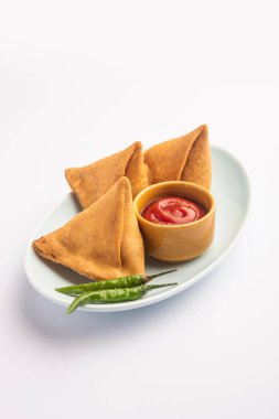 Veg Samosa - maida ve patates püresi, bezelye ve baharat dolum net dış tabakası olan gevrek ve baharatlı Hint üçgen şeklinde çerez olduğunu