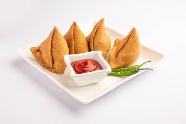 Veg Samosa - maida ve patates püresi, bezelye ve baharat dolum net dış tabakası olan gevrek ve baharatlı Hint üçgen şeklinde çerez olduğunu