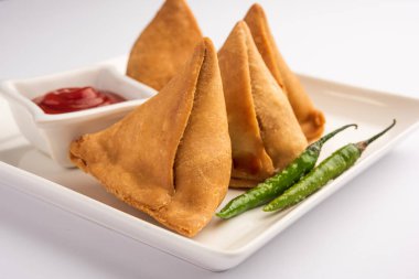 Veg Samosa - maida ve patates püresi, bezelye ve baharat dolum net dış tabakası olan gevrek ve baharatlı Hint üçgen şeklinde çerez olduğunu