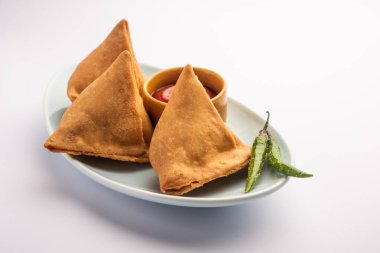 Veg Samosa - maida ve patates püresi, bezelye ve baharat dolum net dış tabakası olan gevrek ve baharatlı Hint üçgen şeklinde çerez olduğunu