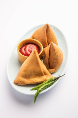 Veg Samosa - maida ve patates püresi, bezelye ve baharat dolum net dış tabakası olan gevrek ve baharatlı Hint üçgen şeklinde çerez olduğunu