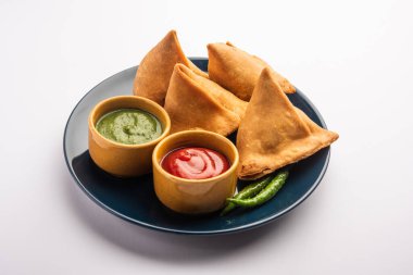 Veg Samosa - maida ve patates püresi, bezelye ve baharat dolum net dış tabakası olan gevrek ve baharatlı Hint üçgen şeklinde çerez olduğunu