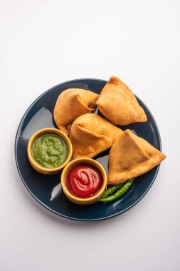 Veg Samosa - maida ve patates püresi, bezelye ve baharat dolum net dış tabakası olan gevrek ve baharatlı Hint üçgen şeklinde çerez olduğunu