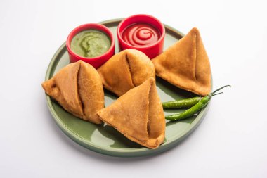 Veg Samosa - maida ve patates püresi, bezelye ve baharat dolum net dış tabakası olan gevrek ve baharatlı Hint üçgen şeklinde çerez olduğunu