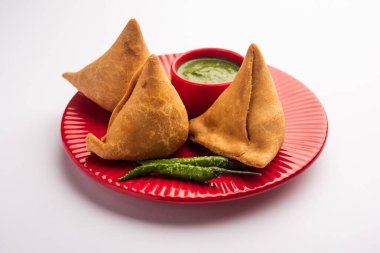 Veg Samosa - maida ve patates püresi, bezelye ve baharat dolum net dış tabakası olan gevrek ve baharatlı Hint üçgen şeklinde çerez olduğunu