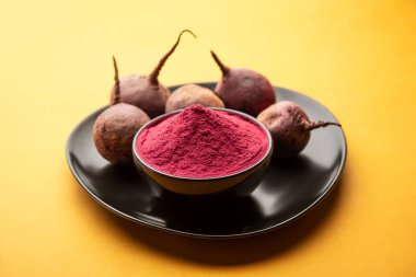 Ham bir bütün ile pancar kökü tozu yığını demir, potasyum ve magnezyum içeren temel mineraller içerir.